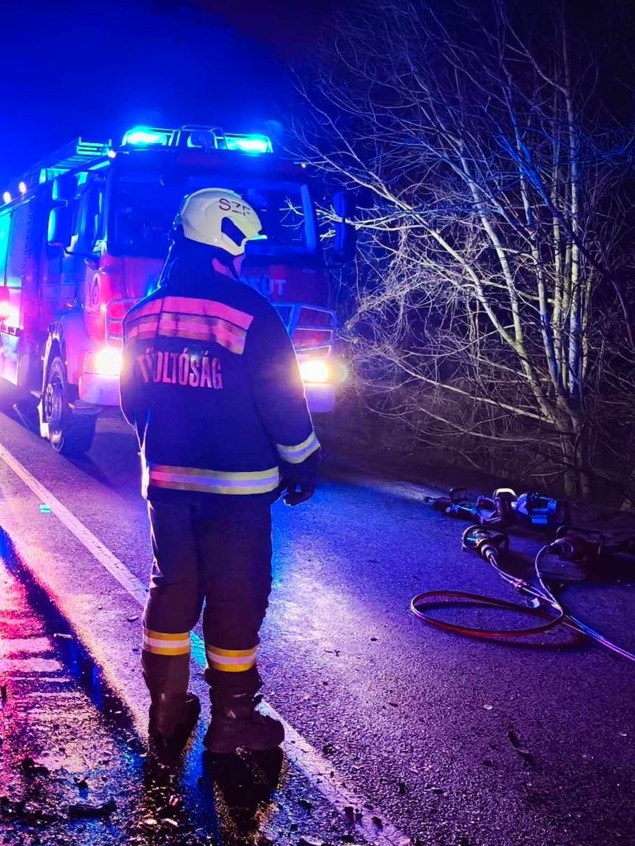 Megrázó képek az összetört autókról a 81-es főúton. Vasárnap este halálos baleset történt Sárkeresztes közelében, amelyben egy állapotos kismama is megsérült.