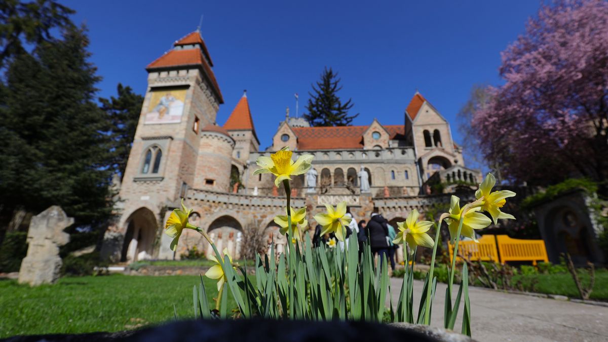 A Bory-vár tavasszal mesebeli hangulatot áraszt, ahogy a kertben a rózsaszín sziromszőnyeg, a tulipánok és a nárciszok vibráló színei életre keltik a művészet és természet harmóniáját