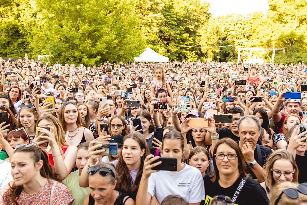 Kifogytunk a szavakból - az ország sztárénekesei és zenei együttesei egy helyen, a Vál-völgyi Zsúron! Megasztár és X-Faktor győztesek, Fehér Krisztián is.