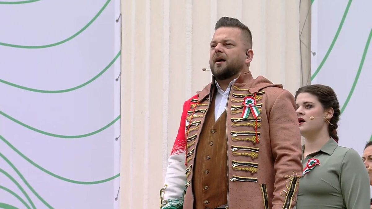 A március 15-i ünnepségen fellépett a Megasztár bicskei győztese Gudics Máté is, aki álmában sem gondolta volna, hogy a Himnuszt énekli ennyi ember előtt.