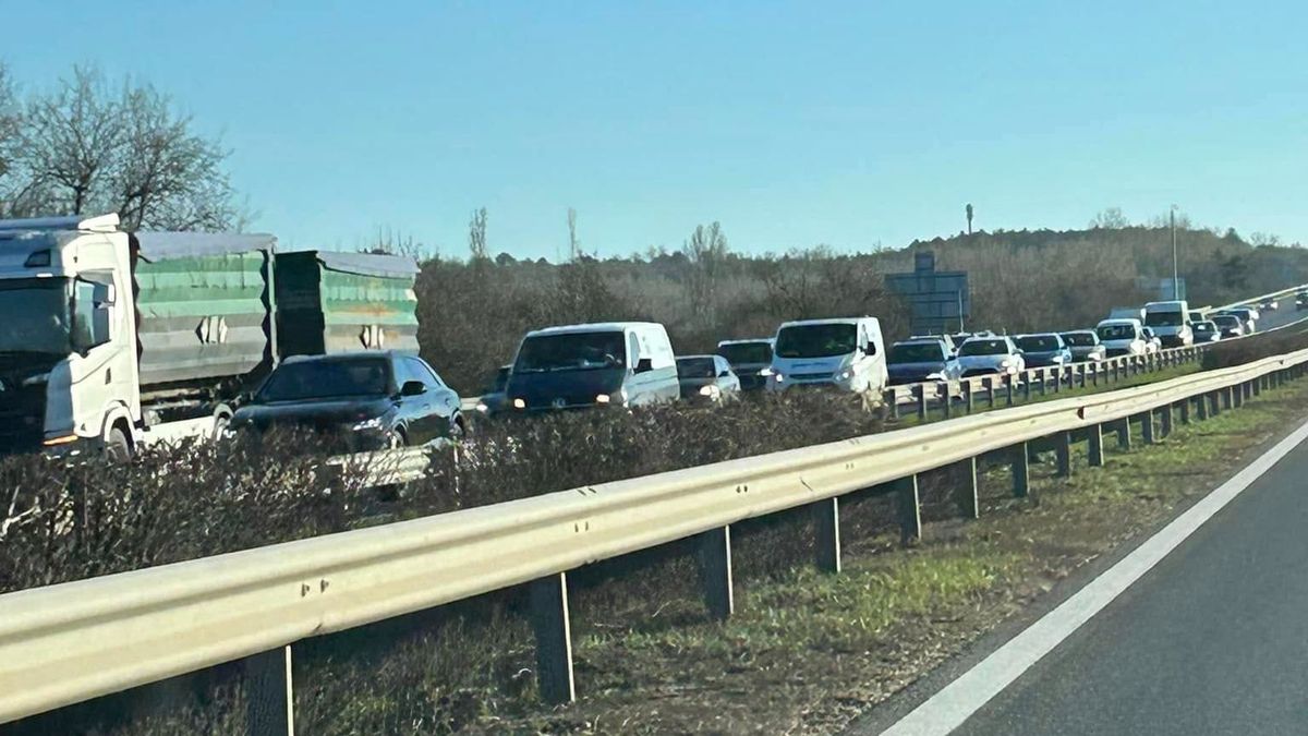 Hatalmas torlódás alakult ki az M7-es autópálya Letenye felé vezető oldalán. Információink szerint a dugó több kilométeres.