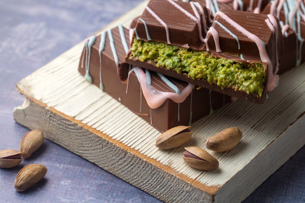 Dubai,Chocolate,,Milk,Chocolate,Filled,With,Peanut,Butter,And,Kunefe
