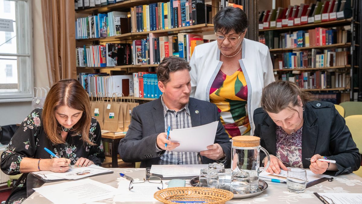 A Honismeret napja alkalmából rendezett döntőre Székesfehérvárról, Mórról, Sárbogárdról és Dunaújvárosból érkeztek csapatok a VMK olvasótermébe.