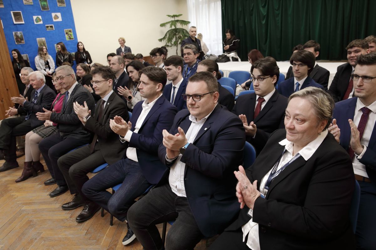 A versenyt méltó helyen, az idén 75 éves Székesfehérvári Szakképzési Centrum Jáky József Technikumában rendezik. Az ország legjobb földmérő tanulói érkeztek.