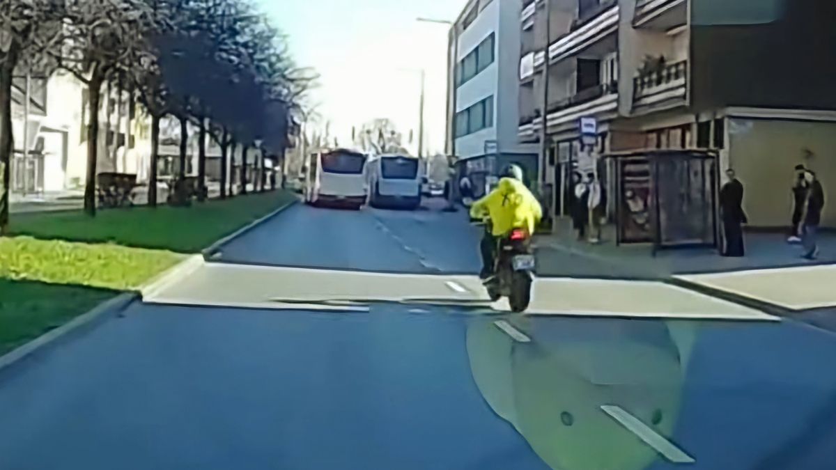 Videón az a motoros, aki már most év sofőrje díj nyertese lehet. Székesfehérváron kapták lencsevégre a száguldozó mutatványát, vélhetően nem így tervezte...