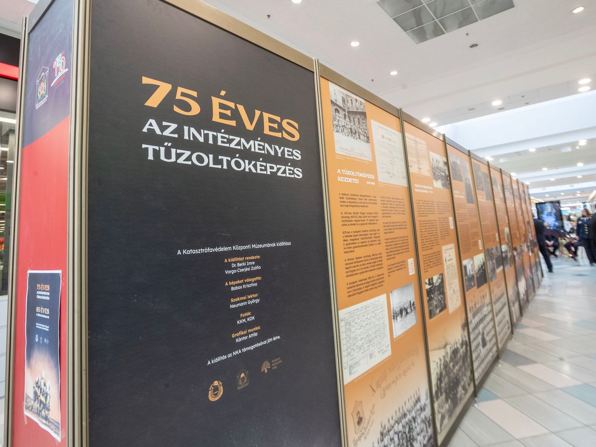 Kiállítás nyílt az Alba Plázában a Tűzoltózenekar történetéből