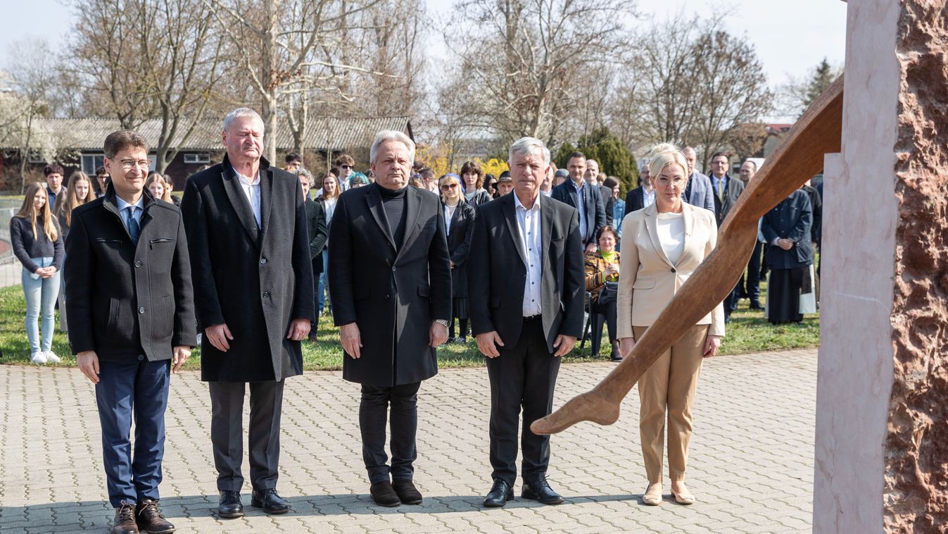 Az ARAK egy évszázados fennállásának alkalmából avattak szobrot a Bregyóban (galéria)
