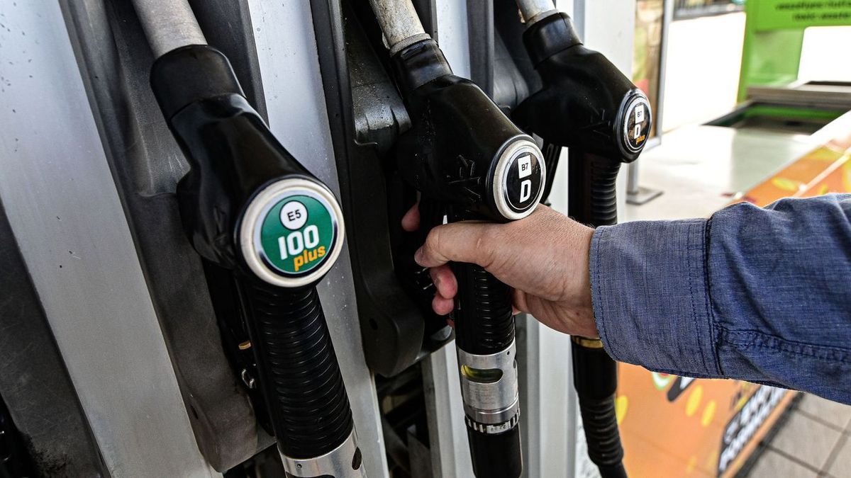 Újabb forintokkal esik a gázolaj ára, miközben a 95-ös benzin ára ismét emelkedik a benzinkúton – írja a holtankoljak.hu üzemanyagár-figyelő portál.