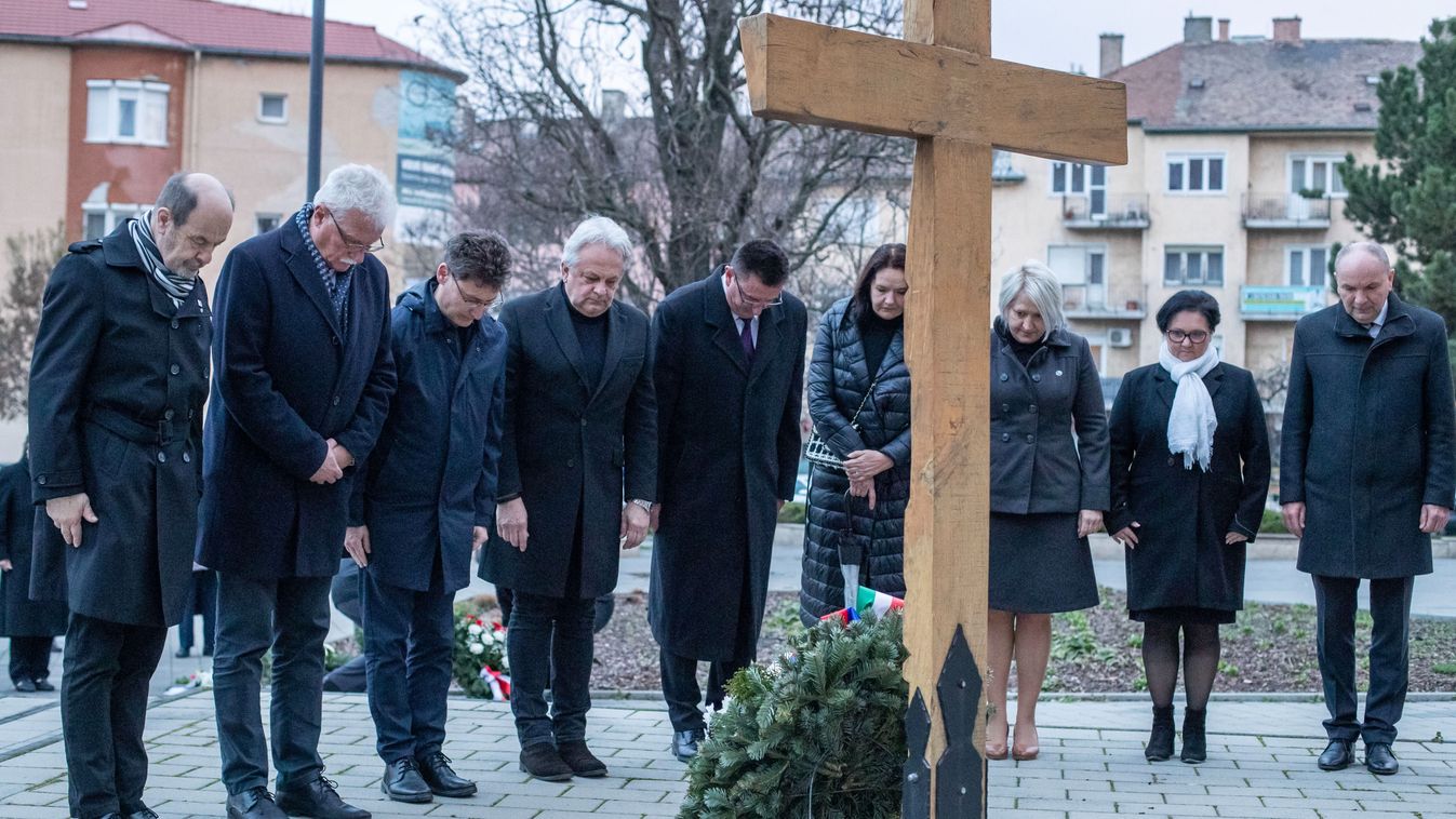 Koszorúzással emlékeztek a a Katyń Emlékkeresztnél