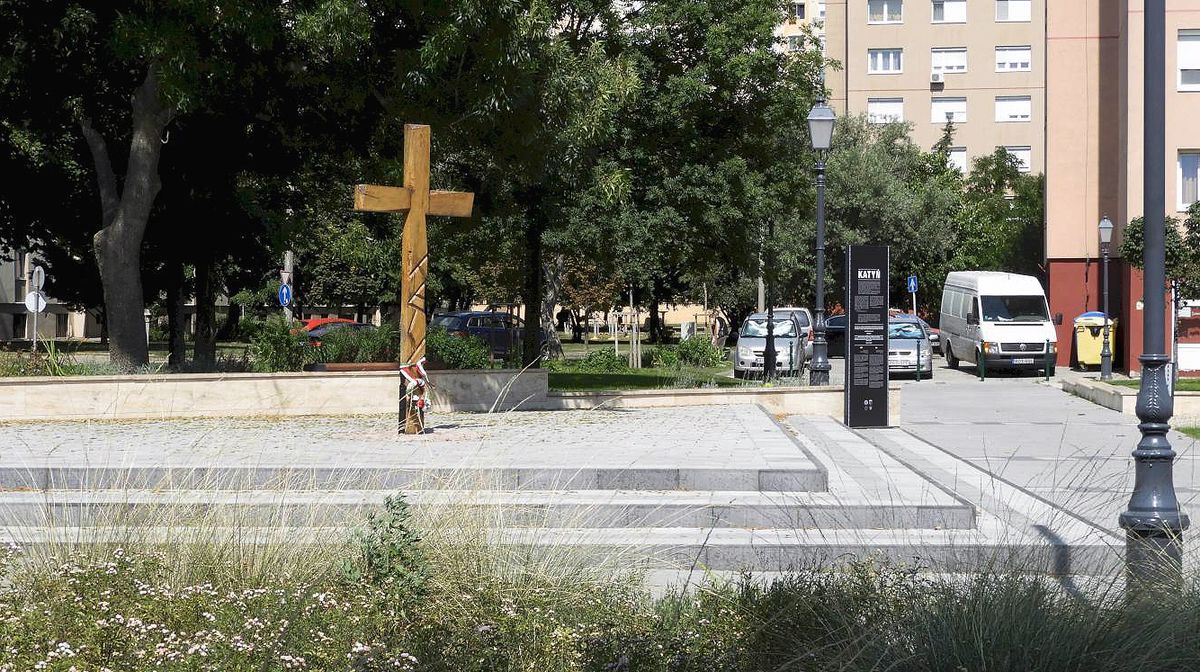 Katyńi emlékkereszt Fehérváron, a Jávor Ottó téren