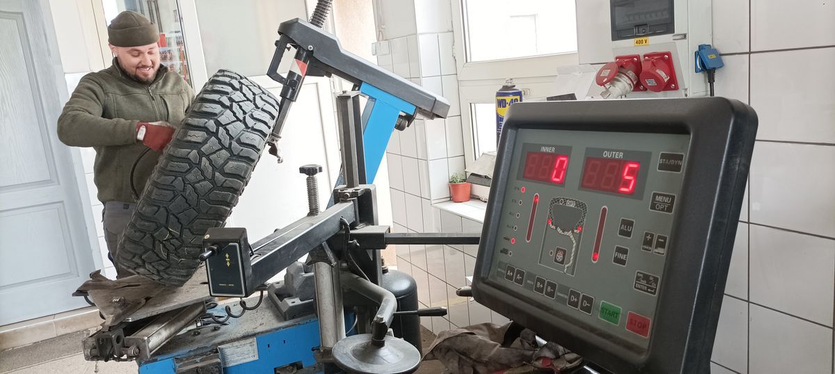 A gumicsere ideje végérvényesen elérkezett. Weiger Bence gumisműhelyében egy hete gőzerővel halad a munka