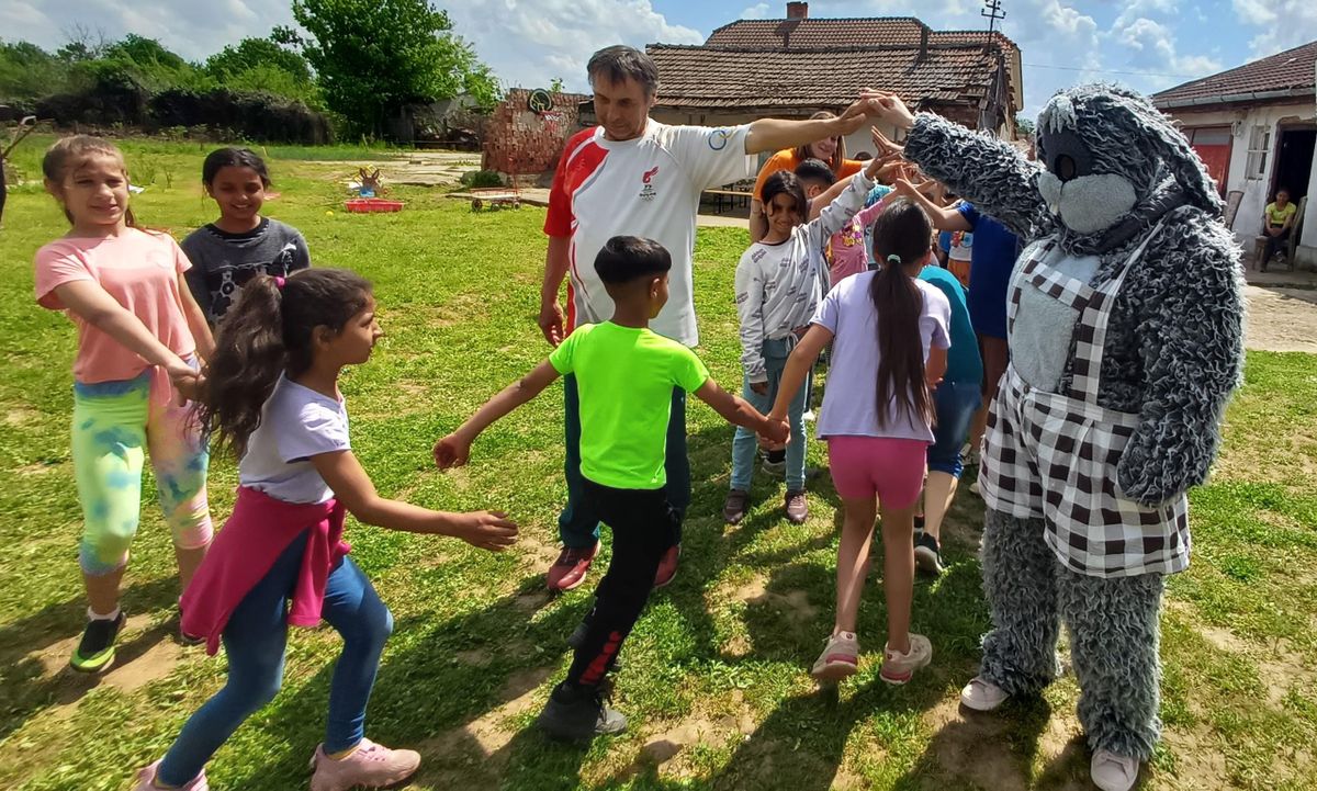 A "kapu" a játékhoz Kovács István és a Nyuszinak beöltözött önkéntes volt
