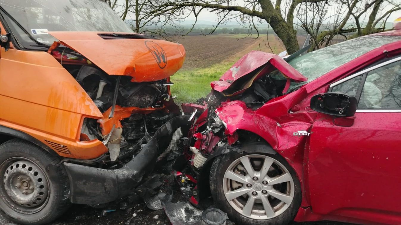 Szabadnapján se volt rest a tűzoltó, így segített a „halálúton" történt tömegbalesetnél