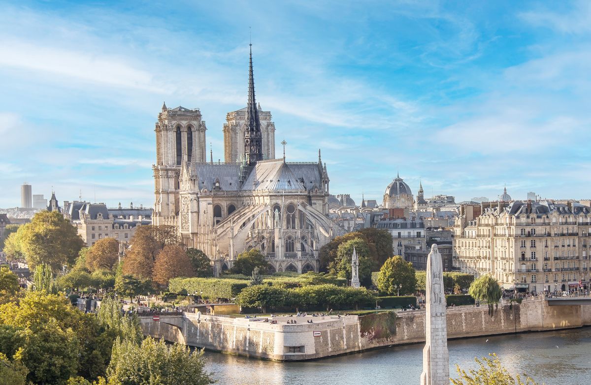 2019. április 15-én, délután 18:18-kor tűz ütött ki, a párizsi Notre-Dame tetőterében.