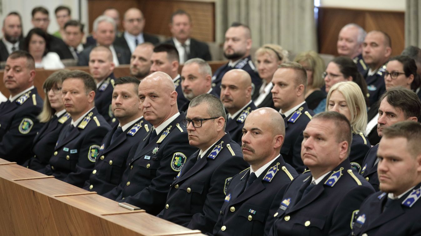 Rendőrök töltötték meg városháza dísztermét az ünnepi állománygyűlés alkalmával