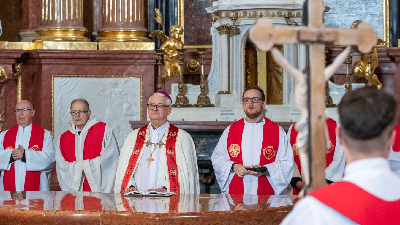 Keresztút a székesegyházban Spányi Antal főpásztor vezetésével