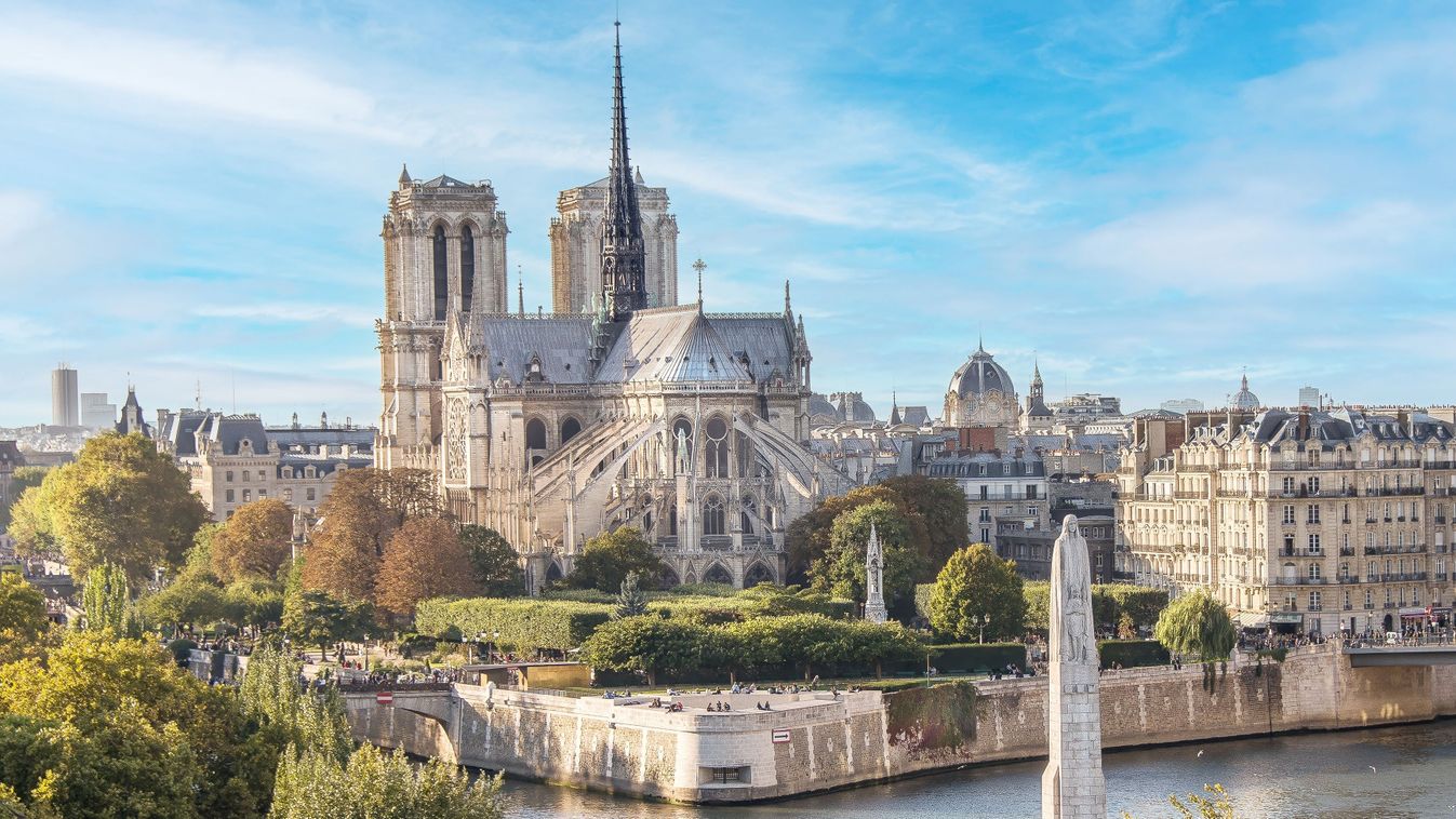 A szentek a tűzoltókkal néztek szembe – hat éve, hogy félbeszakadt az esti mise a Notre Dame-ban felcsapó lángok miatt