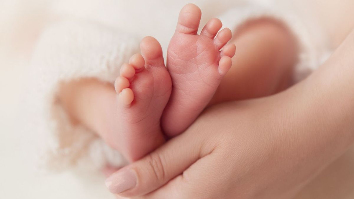 Lebilincselő történet: otthonában született meg Dorka a Fejér megyei család harmadik gyermeke. Megindultak a fájások, így nem volt idő bejutni a kórházba. Mentősök segítettek.