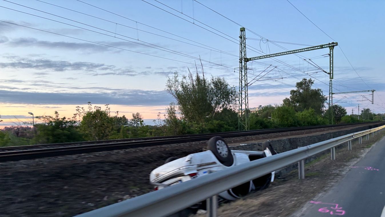 A szalagkorlát és a sínek közé került egy személyautó Velencén