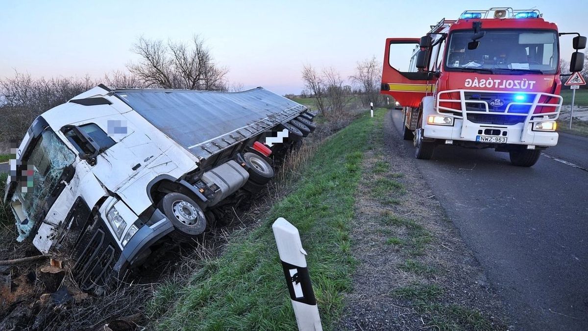 Csodával határos módon nem sérült meg senki a reggeli tömegbalesetben a 81-es főúton, amiben három kamion ütközött össze