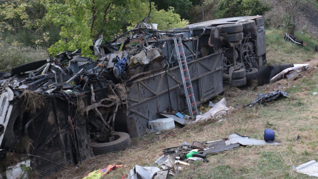 Tehergépkocsi borotválta le a busz oldalát a 62-es számú főút 38-as kilométerszelvényében Székesfehérvár közelében. Szörnyű tragédia, négyen meghaltak.