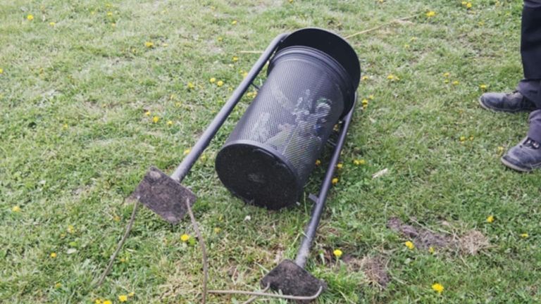 Érthetetlen eset ismét Bicske városában. Újabb vandalizmus történt a parkban. Számolt be a város polgármestere facebook-posztjában.