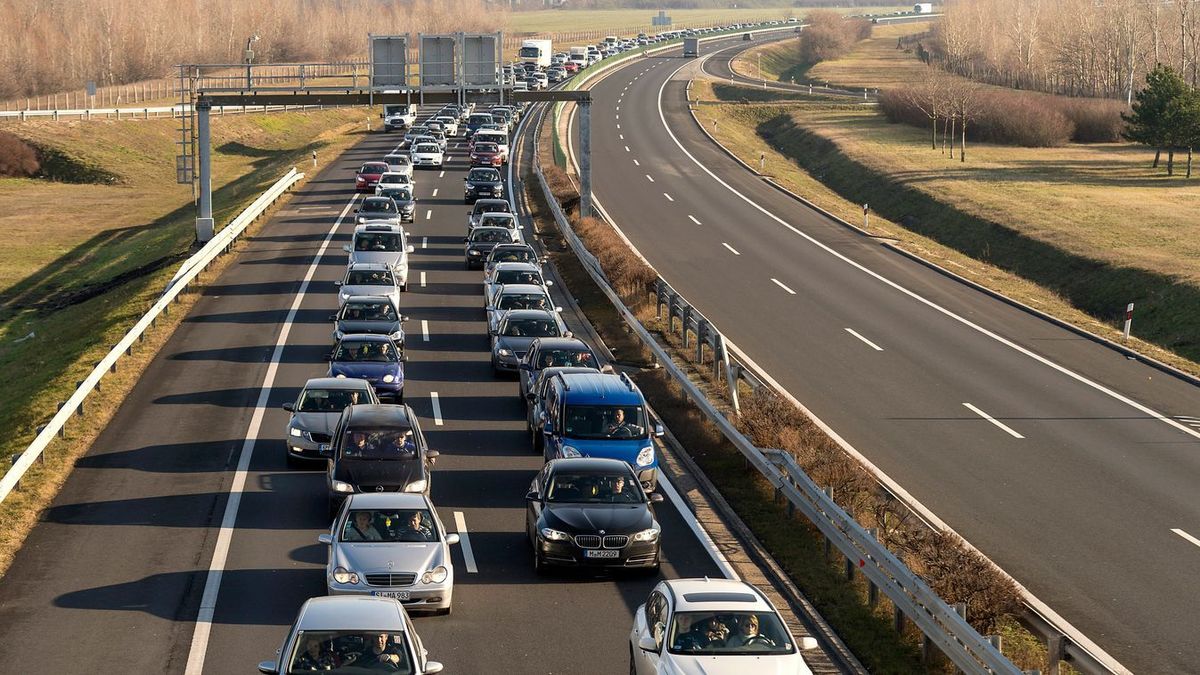 Teljes szélességében lezárhatják ma az ország egyik legforgalmasabb autópálya egyes szakaszait műszaki mentés miatt. Mutatjuk a részleteket.