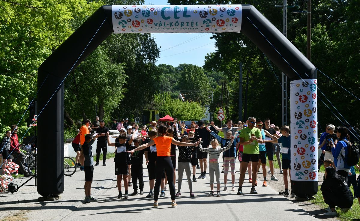 Igazi ünnep volt a mozgás szerelmeseinek a szombat. A futó- és kerékpáros kihívások összehozták a résztvevő családokat. Vidám gyerekzsivaj töltötte be Vált.
