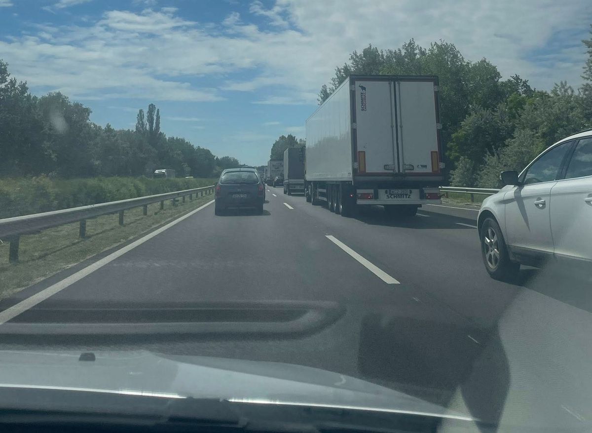 Több kilométeres a torlódás továbbra is Martonvásárnál. A mentőszolgálat jó híreket közölt a balesettel kapcsolatban.