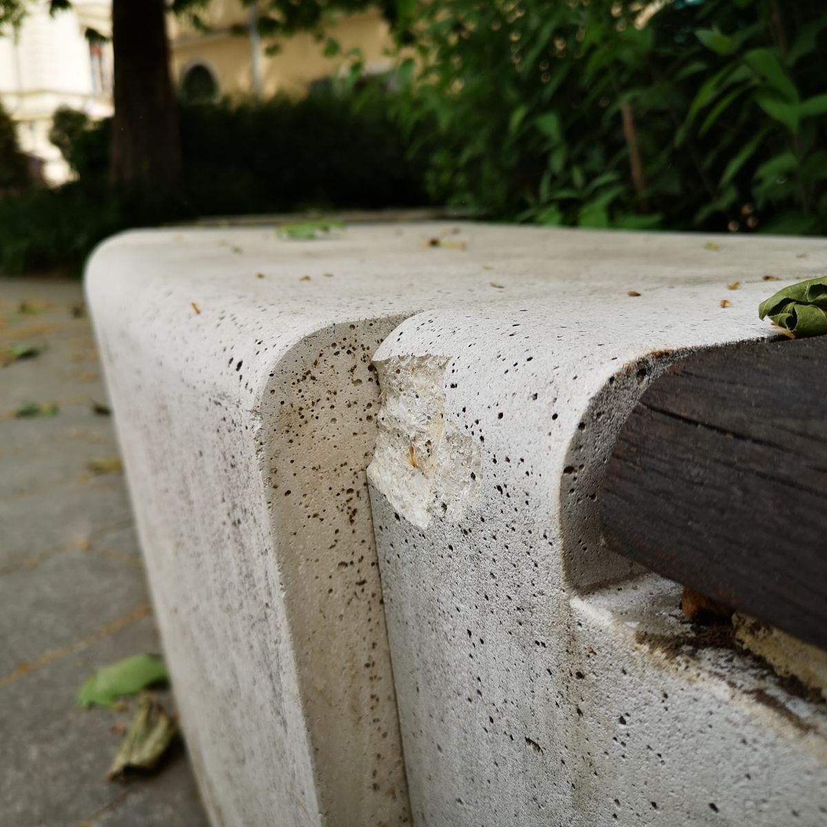 Az emlékmű talapzata is rongálás áldozatává vált.