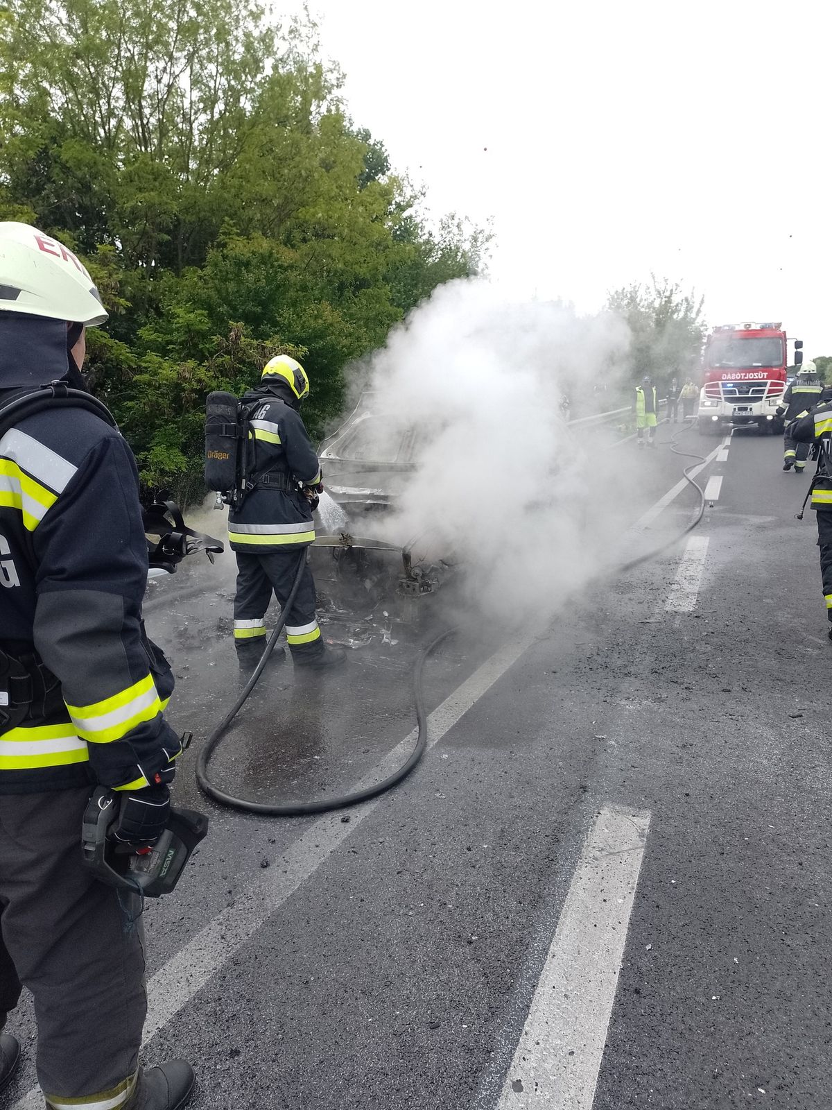 Újabb felvételek láttak napvilágot a szombati kigyulladt autóról, amely hatalmas lángokkal égett a sztrádán, a tárnoki M7-es autópálya szakaszán.