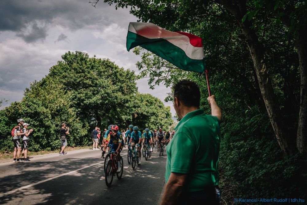 Szerdán és vasárnap is fesztivál hangulattal, meglepetéssel készülnek a pezsgő hazájában, Etyeken. A település a Tour de Hongrie egyik főszereplője idén.