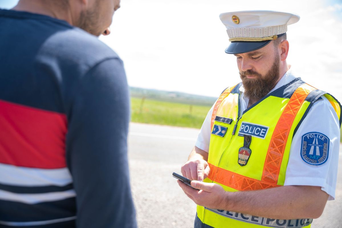Hullottak a gyorshajtók, a szonda is jelzett. A rendőrségi statisztikából kiderült, mennyien szabálytalankodtak az év 20. hetében Fejér vármegyében.