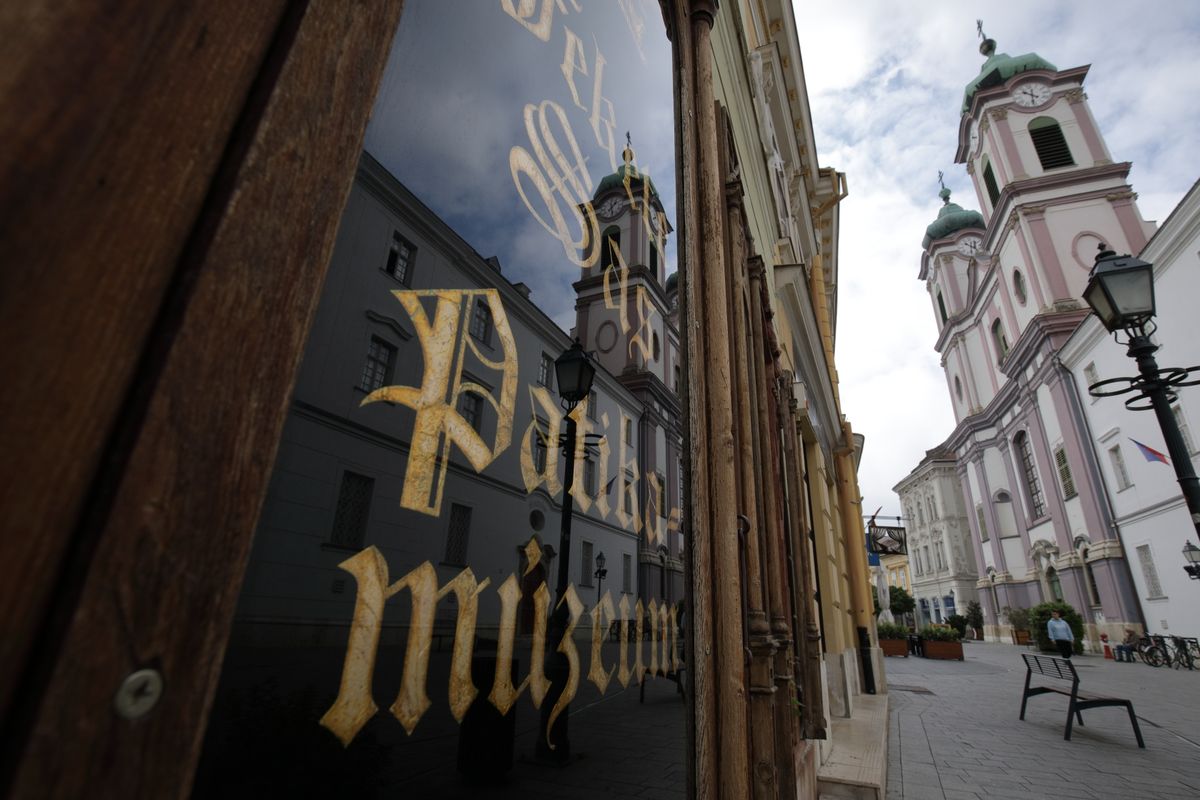 A Fő utcán álló Fekete Sas Patikamúzeum hosszú éveken át volt állandó ügyeletes gyógyszertár