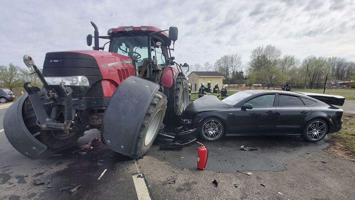 Kiderült, kihez jött mentőhelikopter Etyeken délután. Egy traktor és egy személyautó ütközött össze, rohantak a tűzoltók, mentő.