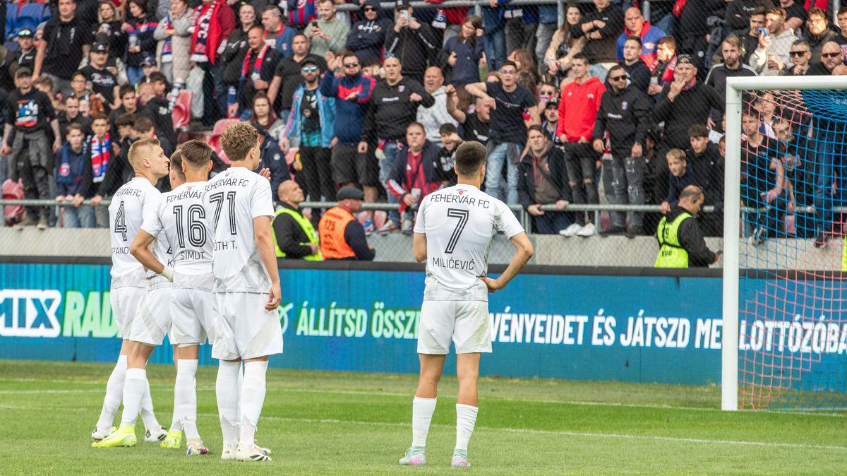 A Fehérvár FC játékosai a meccs után hosszú percekig álltak a szurkolók előtt, akik végül a mezt is levetették a csapattal
