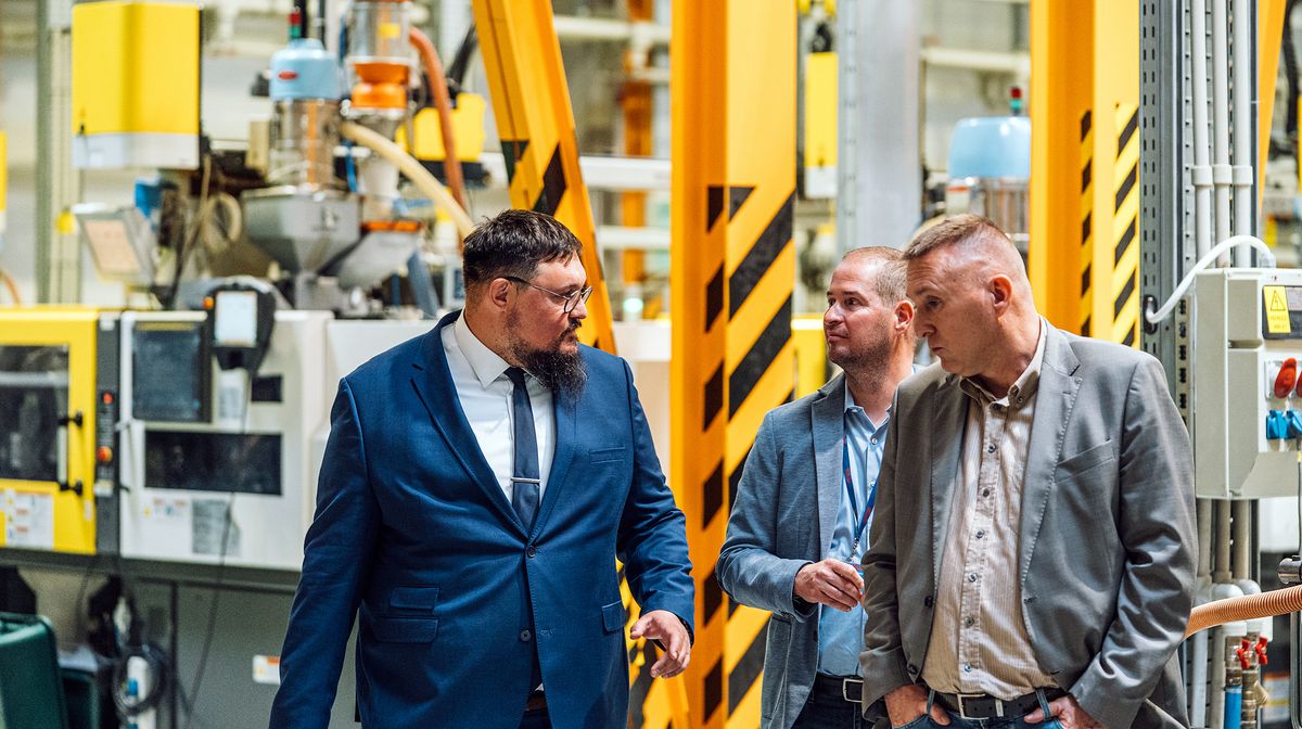 Szolnoki Szabolcs, a Nemzetgazdasági Minisztérium technológiáért felelős helyettes államtitkára (b), Simon Péter, a Simon Plastics Kft. ügyvezetője és Klér Zoltán, a társaság pénzügyi vezetője