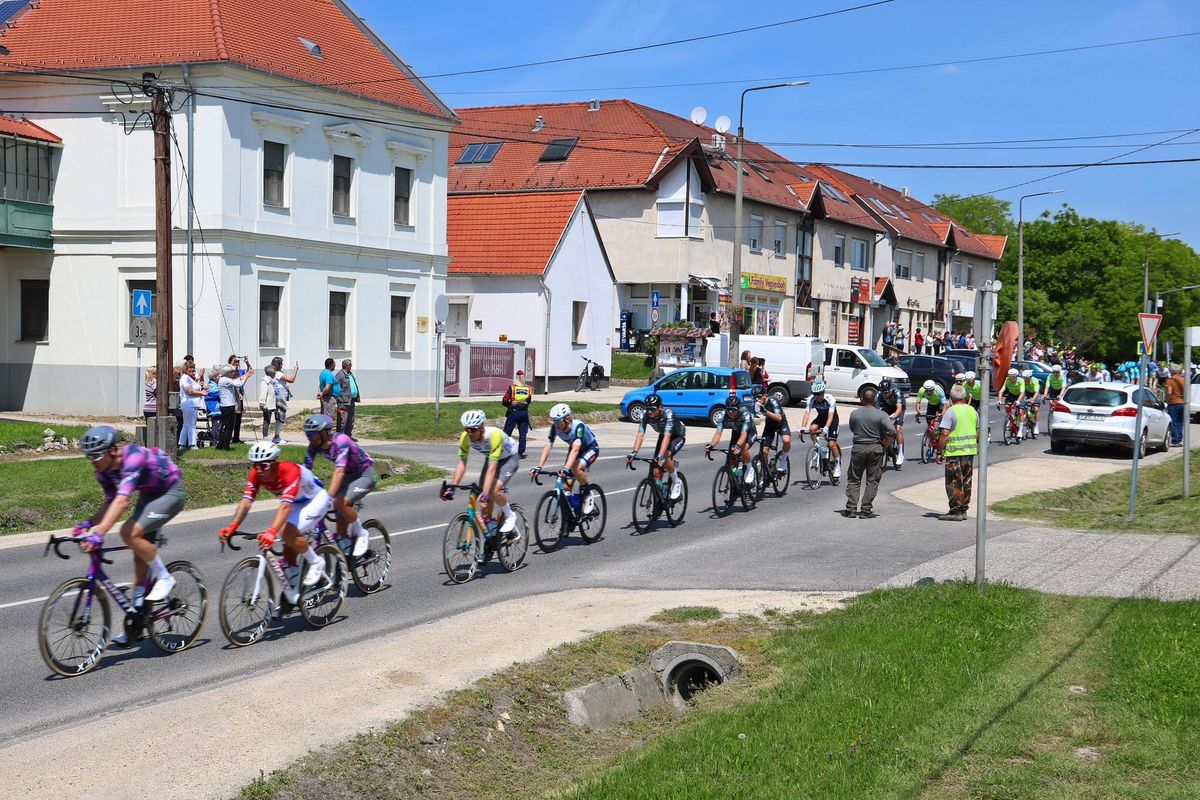 Szuper Boci volt a nap egyik sztárja, akit egycsapásra a szívükbe zárt a Tour de Hongrie népes mezőnye. Innentől a szuperhősről mindenkinek Csákvár jut az eszébe.