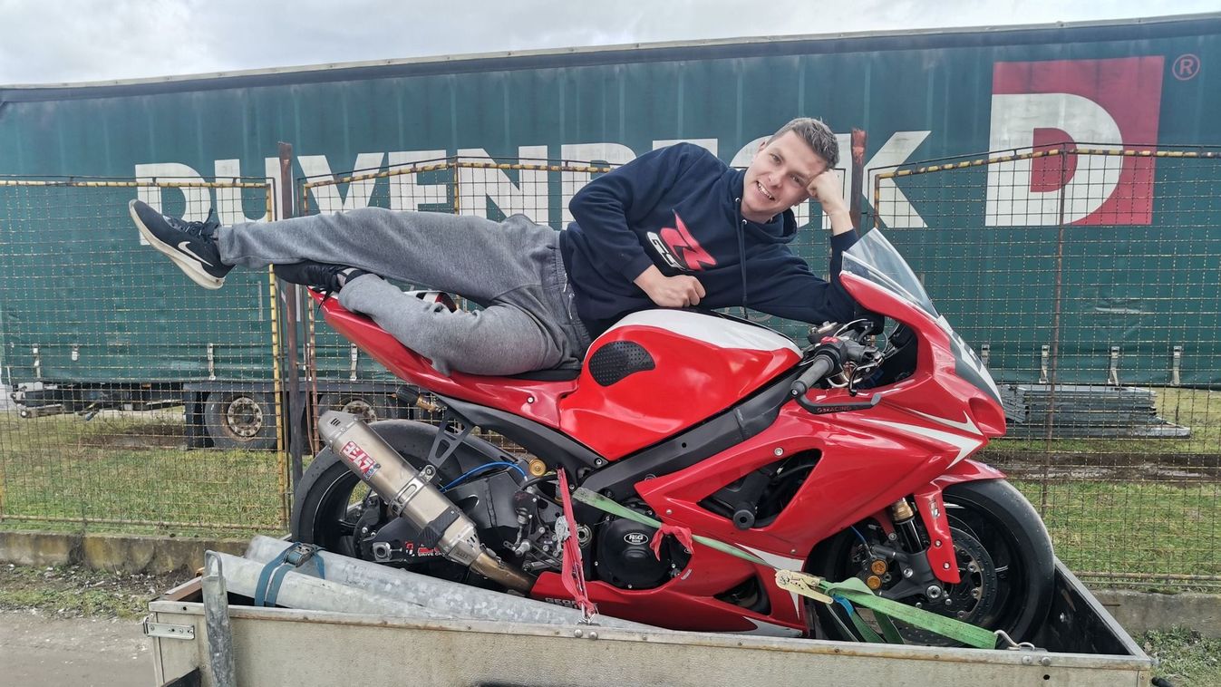 Egy évvel súlyos balesete után ismét motoron ült a fiatal motorversenyző