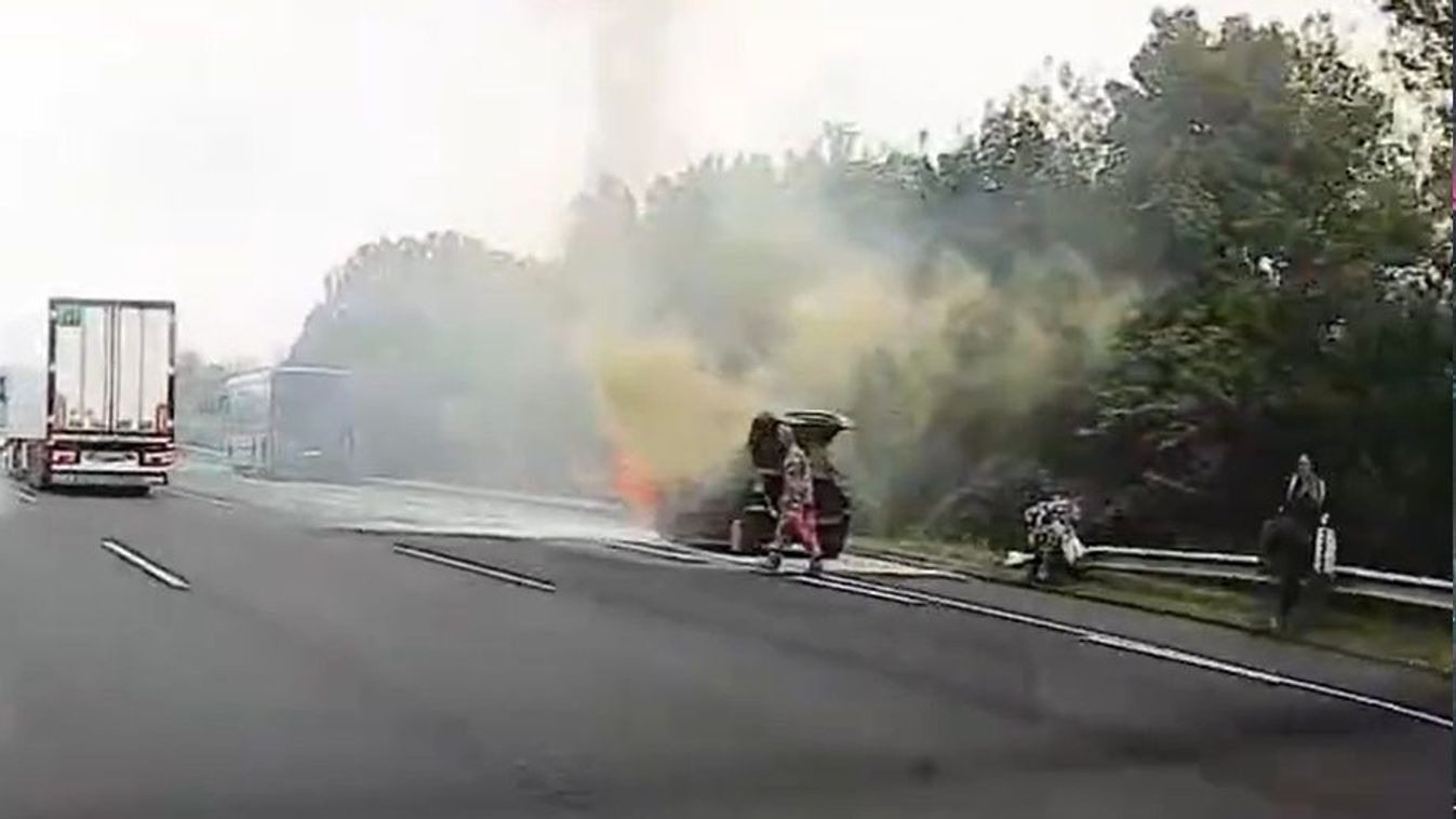 Dráma az M7-esen: Megszólalt a hős katona, aki a bajbajutottak segítségére sietett (videó, galéria)