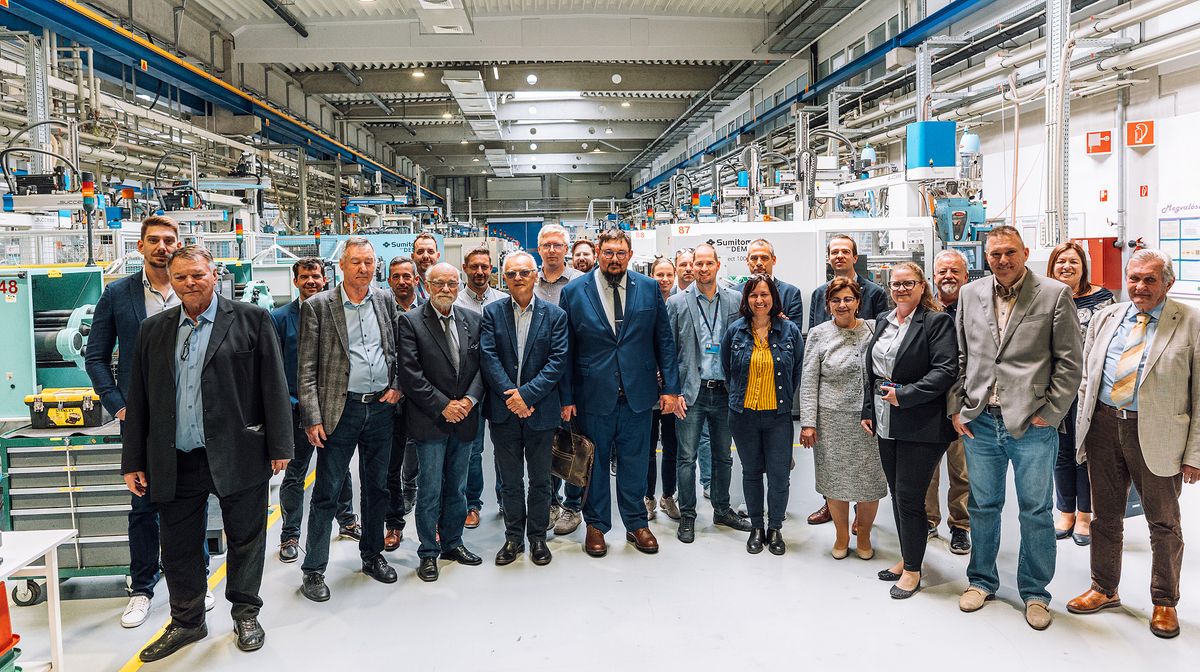 Az innovációs klaszter tagjai a kőszárhegyi Simon cég gyártási folyamataival és technológiai megoldásaival ismerkedtek
