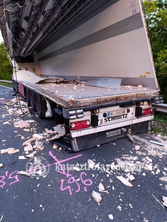 Két ember kórházba került, miután két kamion ütközött hétfőn Alsószentivánon. A súlyos balesetben 76 malac is elpusztult, miközben többeket menteni kellett.