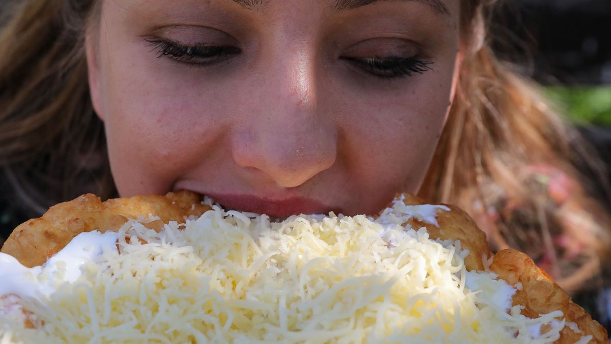 Sajtos-tejfölös fogás, amiből soha nem elég. Lángos, ami nélkül nincs nyár.
