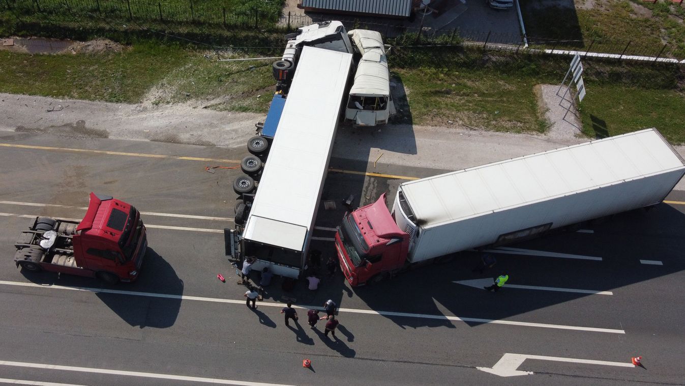 Kamionok csattantak a főúton, véletlenül se menjen arra