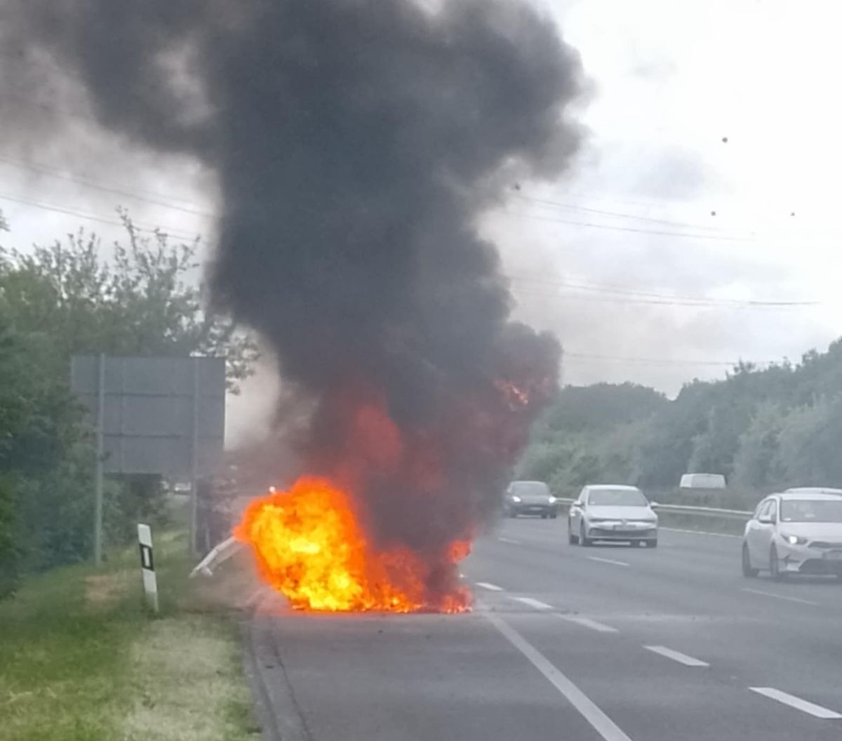 Saját életüket kockáztatva oltották a lángokat az M7-es autópálya tárnoki pihenőhely közelében. Poroltóval mentek neki a lángoknak, ám az kevésnek bizonyult...