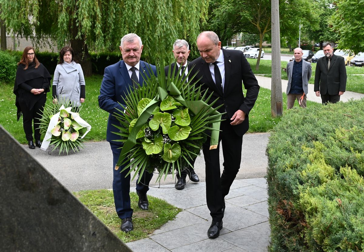 A bankrablás során kitörő lövöldözés áldozataira a móri bankfiók korábbi épülete előtt emlékeznek minden évben