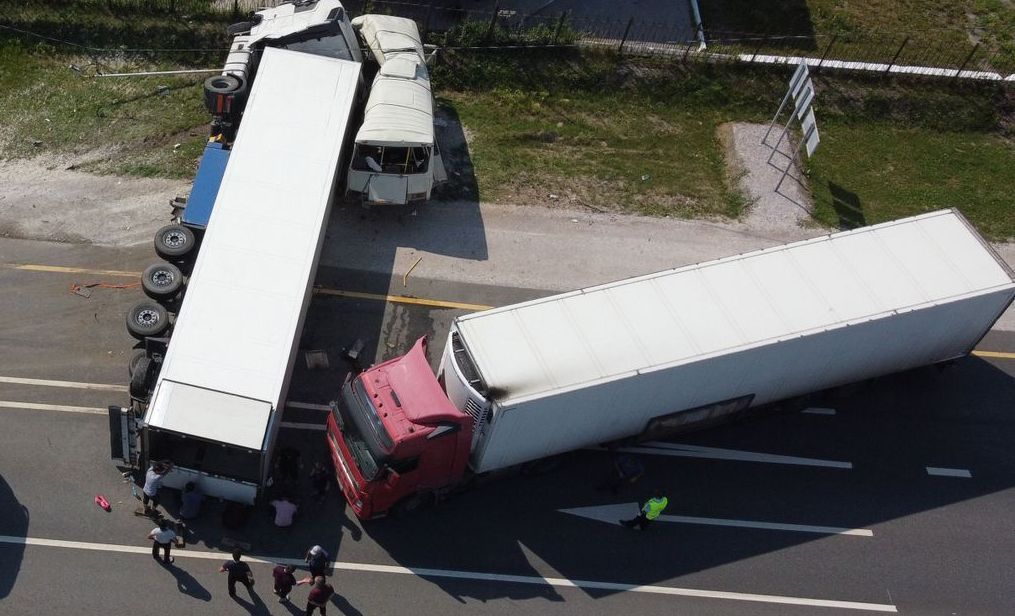 Az ütközés akkora erejű volt, hogy a baleset következtében az egyik kamion az oldalára borult a 61-es főúton, Alsószentivánon.