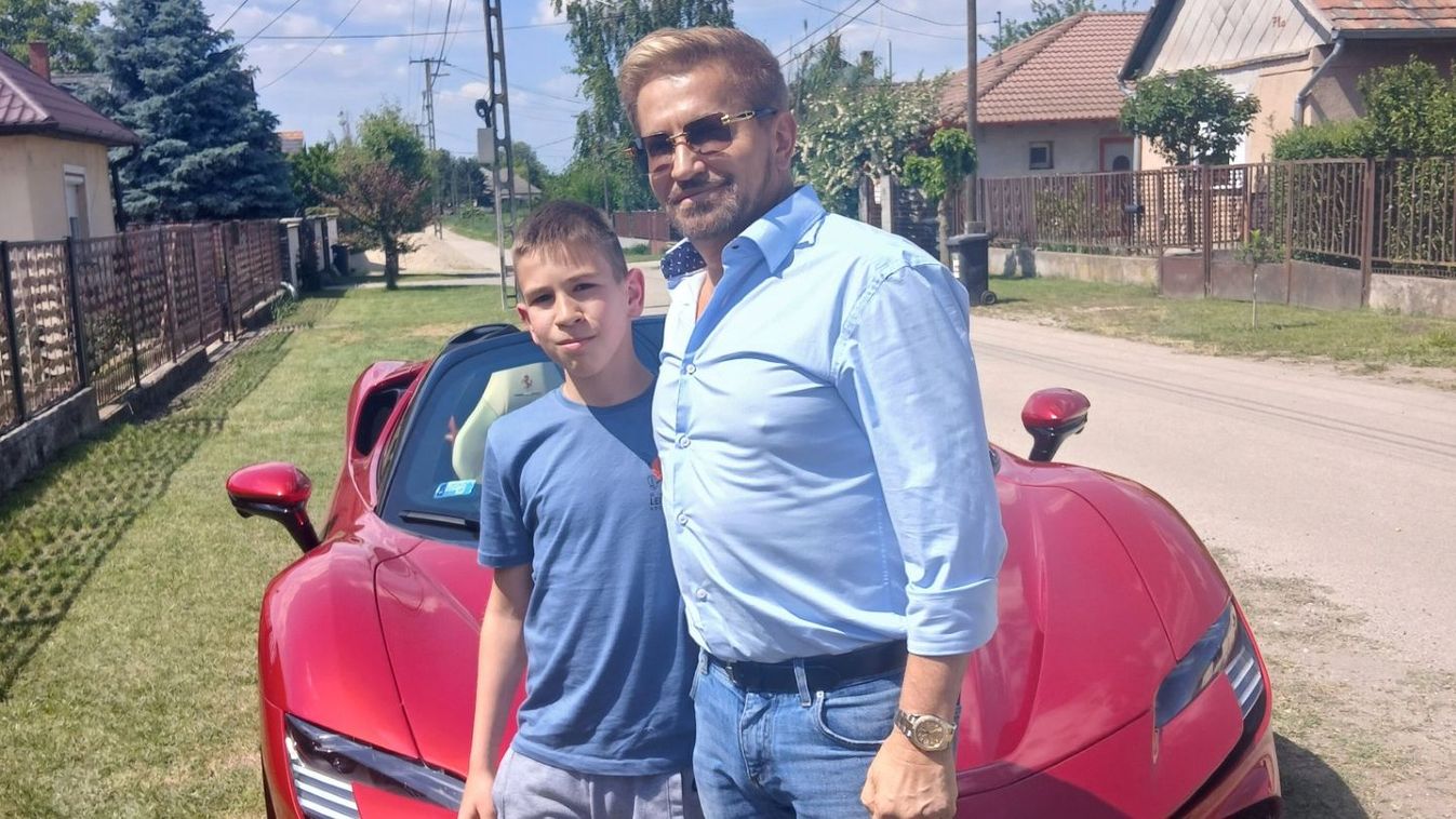 Tűzpiros Ferrari gurult be az iskola elé: Jákob Zoltán egy sárbogárdi autista kisfiú álmát váltotta valóra