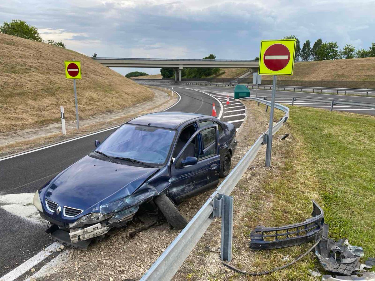 Szalagkorlátnak csapódott egy személyautó az M6-os autópálya kihajtójánál. Az anyagi kár jelentős.