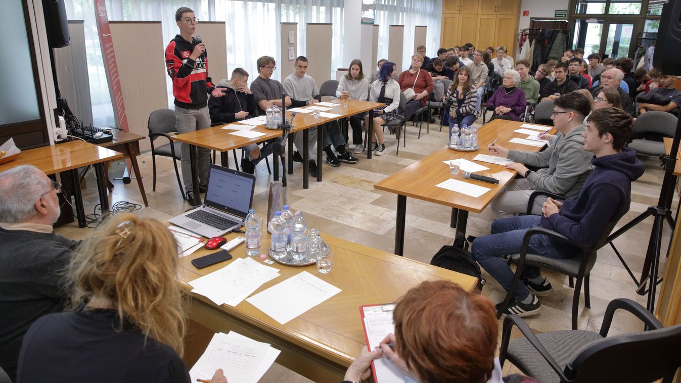 Középiskolások érveltek egymás ellen a vitaversenyen